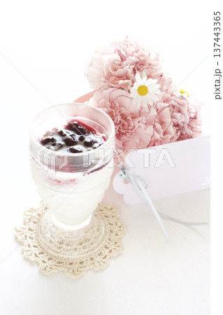 カーネーションの花束の贈り物とブルーベリームース カーネーションの花束の贈り物とブルーベリームース 137443365