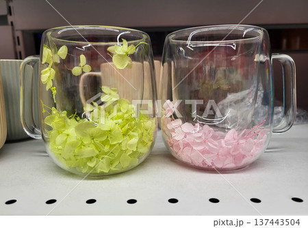 Beautiful ultra-fashionable double-walled glass mugs with pink and green hydrangea flower petals 137443504