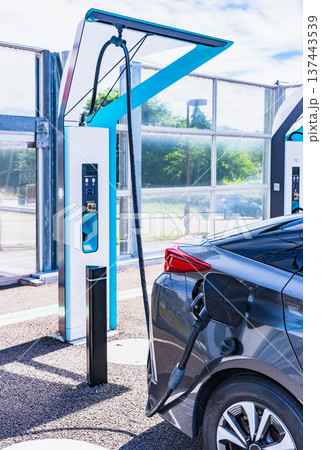 電気自動車 が 充電スタンド で バッテリー を チャージ する 【 EV の 充電 イメージ 】 137443539