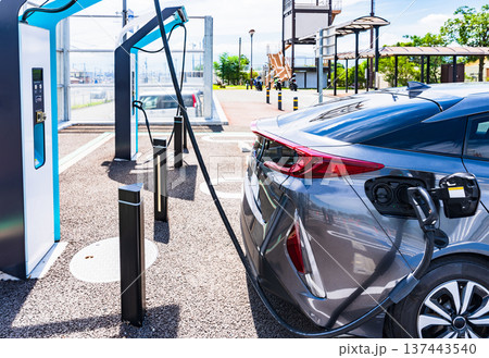 電気自動車 が 充電スタンド で バッテリー を チャージ する 【 EV の 充電 イメージ 】 137443540