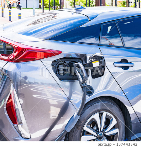 電気自動車 が 充電スタンド で バッテリー を チャージ する 【 EV の 充電 イメージ 】 137443542