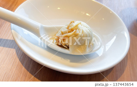 針生姜を添えて食べる蒸し小籠包 針生姜を添えて食べる蒸し小籠包 137443654