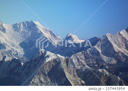 マウンテンフライトの飛行機の窓からの青空とヒマラヤ山脈の山並みの風景 137443954