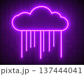 ピンク色のネオンの雲から雨が降っている 137444041