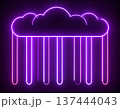 ピンク色のネオンの雲から雨が降っている 137444043
