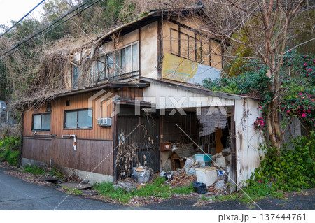 日本の岡山県笠岡市の古くてとても美しい建物 137444761