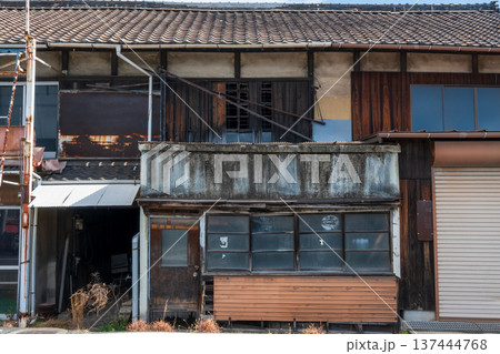 日本の岡山県笠岡市の古くてとても美しい建物 137444768