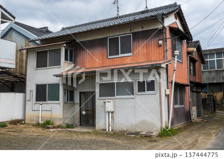 日本の岡山県笠岡市の古くてとても美しい建物 日本の岡山県笠岡市の古くてとても美しい建物 137444775
