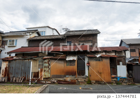 日本の岡山県笠岡市の古くてとても美しい建物 日本の岡山県笠岡市の古くてとても美しい建物 137444781