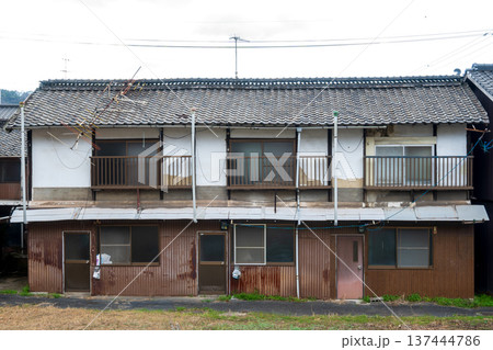 日本の岡山県笠岡市の古くてとても美しい建物 137444786