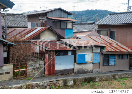 日本の岡山県笠岡市の古くてとても美しい建物 日本の岡山県笠岡市の古くてとても美しい建物 137444787