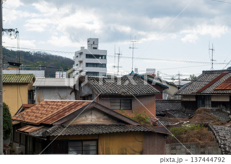 日本の岡山県笠岡市の古くてとても美しい建物 日本の岡山県笠岡市の古くてとても美しい建物 137444792