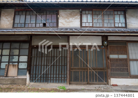 日本の岡山県笠岡市の古くてとても美しい建物 日本の岡山県笠岡市の古くてとても美しい建物 137444801