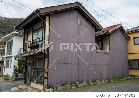 日本の岡山県笠岡市の古くてとても美しい建物 日本の岡山県笠岡市の古くてとても美しい建物 137444805