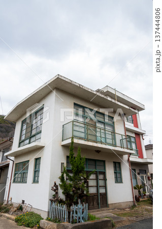 日本の岡山県笠岡市の古くてとても美しい建物 137444806