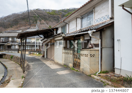 日本の岡山県笠岡市の古くてとても美しい建物 日本の岡山県笠岡市の古くてとても美しい建物 137444807