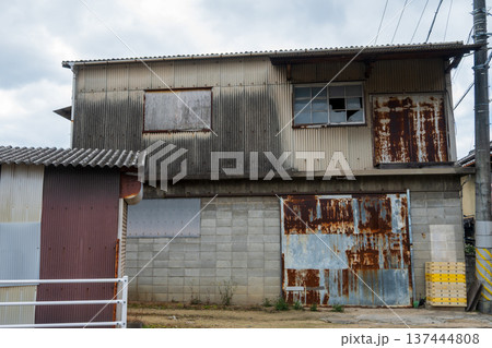 日本の岡山県笠岡市の古くてとても美しい建物 日本の岡山県笠岡市の古くてとても美しい建物 137444808
