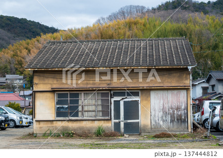 日本の岡山県笠岡市の古くてとても美しい建物 日本の岡山県笠岡市の古くてとても美しい建物 137444812