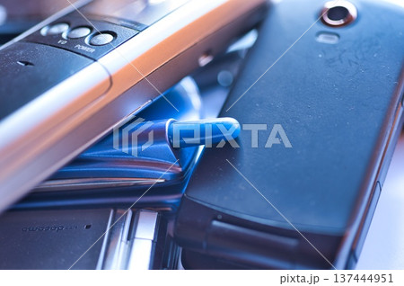 昔の携帯電話 昔の携帯電話 137444951