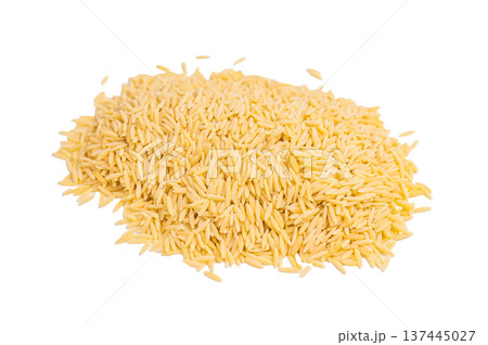 Pile of Uncooked Orzo pasta, raw dry Italian risoni isolated on white background. top view 137445027