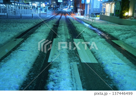 雪の轍が残る横断歩道 137446499