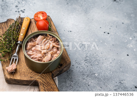 Delicious canned tuna in olive oil, ideal for salads, sandwiches, or as a savory snack on the go. grey background. top view 137446536