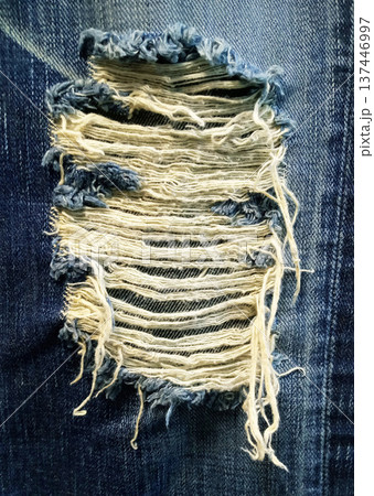 ジーンズのダメージ部分 137446997