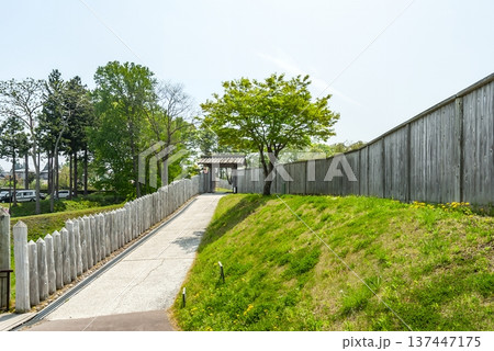 八戸・史跡根城の東門と木柵、中世の城郭を忠実に再現した歴史公園の景観 137447175