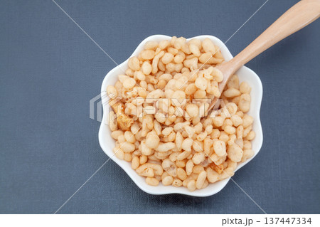 白い皿に盛った揚げ玉、天かす 137447334