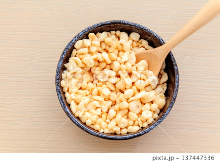 小鉢に盛った揚げ玉、天かす 137447336