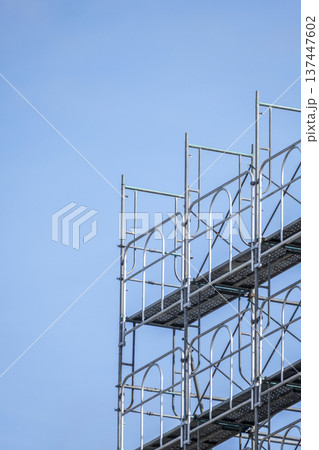 足場　青空 137447602
