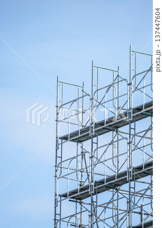 足場　青空 137447604