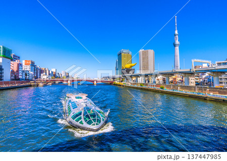 日本の東京都市景観　吾妻橋や水上バス「エメラルダス」、東京スカイツリーなどを望む＝3月8日 137447985