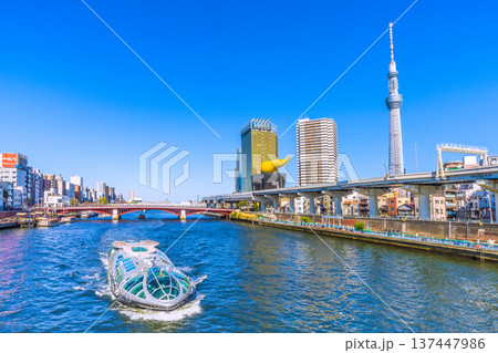 日本の東京都市景観 吾妻橋や水上バス「エメラルダス」、東京スカイツリーなどを望む=3月8日 日本の東京都市景観 吾妻橋や水上バス「エメラルダス」、東京スカイツリーなどを望む=3月8日 137447986