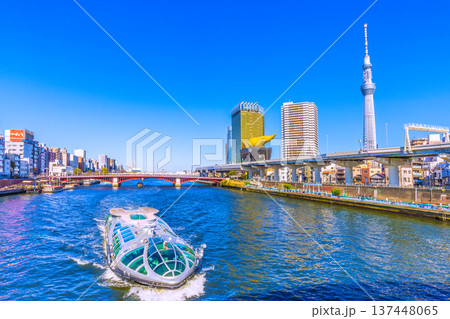 日本の東京都市景観　吾妻橋や水上バス「エメラルダス」、東京スカイツリーなどを望む＝3月8日 137448065
