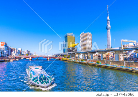 日本の東京都市景観　吾妻橋や水上バス「エメラルダス」、東京スカイツリーなどを望む＝3月8日 137448066