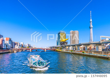 日本の東京都市景観　吾妻橋や水上バス「エメラルダス」、東京スカイツリーなどを望む＝3月8日 137448095