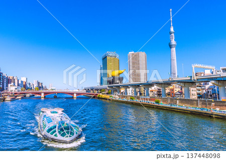 日本の東京都市景観　吾妻橋や水上バス「エメラルダス」、東京スカイツリーなどを望む＝3月8日 137448098