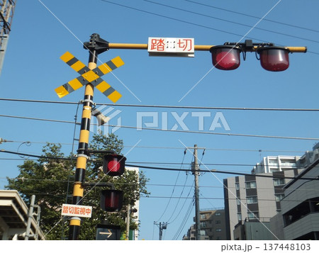 小田急線の踏切 小田急線の踏切 137448103