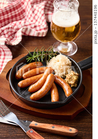 スキレットに盛り付けたソーセージ スキレットに盛り付けたソーセージ 137448196
