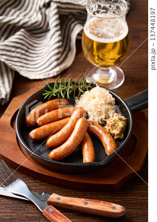 スキレットに盛り付けたソーセージ スキレットに盛り付けたソーセージ 137448197