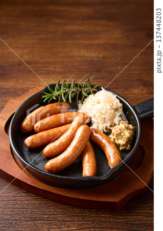 スキレットに盛り付けたソーセージ スキレットに盛り付けたソーセージ 137448203