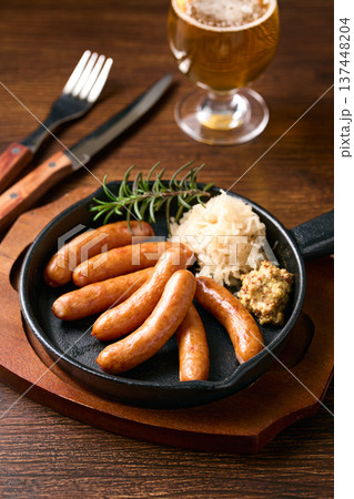 スキレットに盛り付けたソーセージ スキレットに盛り付けたソーセージ 137448204