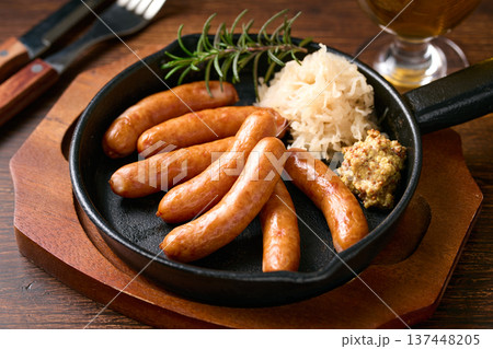 スキレットに盛り付けたソーセージ スキレットに盛り付けたソーセージ 137448205