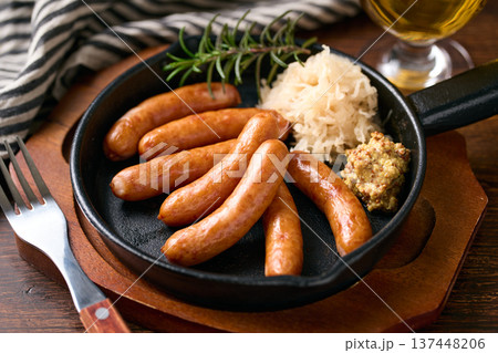 スキレットに盛り付けたソーセージ スキレットに盛り付けたソーセージ 137448206