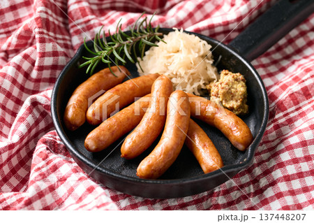 スキレットに盛り付けたソーセージ スキレットに盛り付けたソーセージ 137448207
