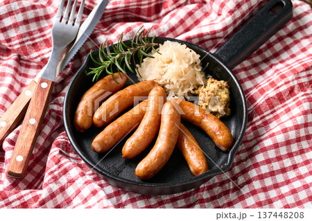 スキレットに盛り付けたソーセージ スキレットに盛り付けたソーセージ 137448208