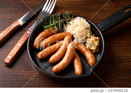スキレットに盛り付けたソーセージ 137448210