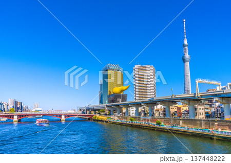 日本の東京都市景観　吾妻橋や水上バス「エメラルダス」、「竜馬」、東京スカイツリーなどを望む＝3月8日 137448222