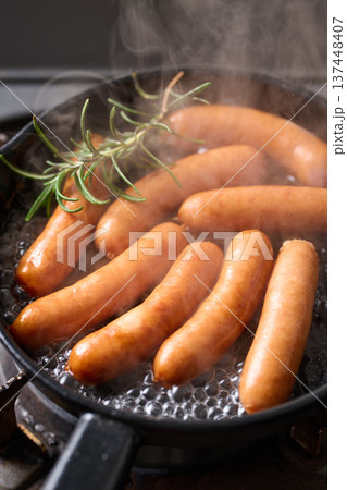 スキレットでソーセージを加熱する 137448407